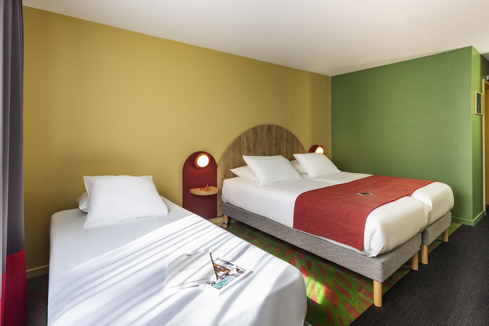 Classic Room, 3 Twin Beds - Photo 1