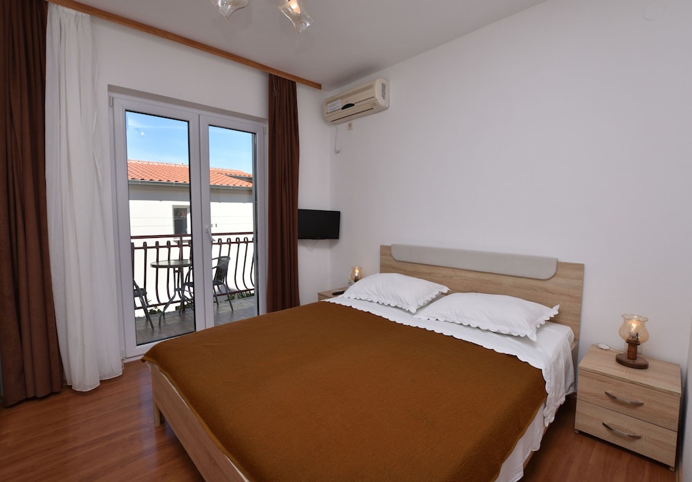 Room (S1)