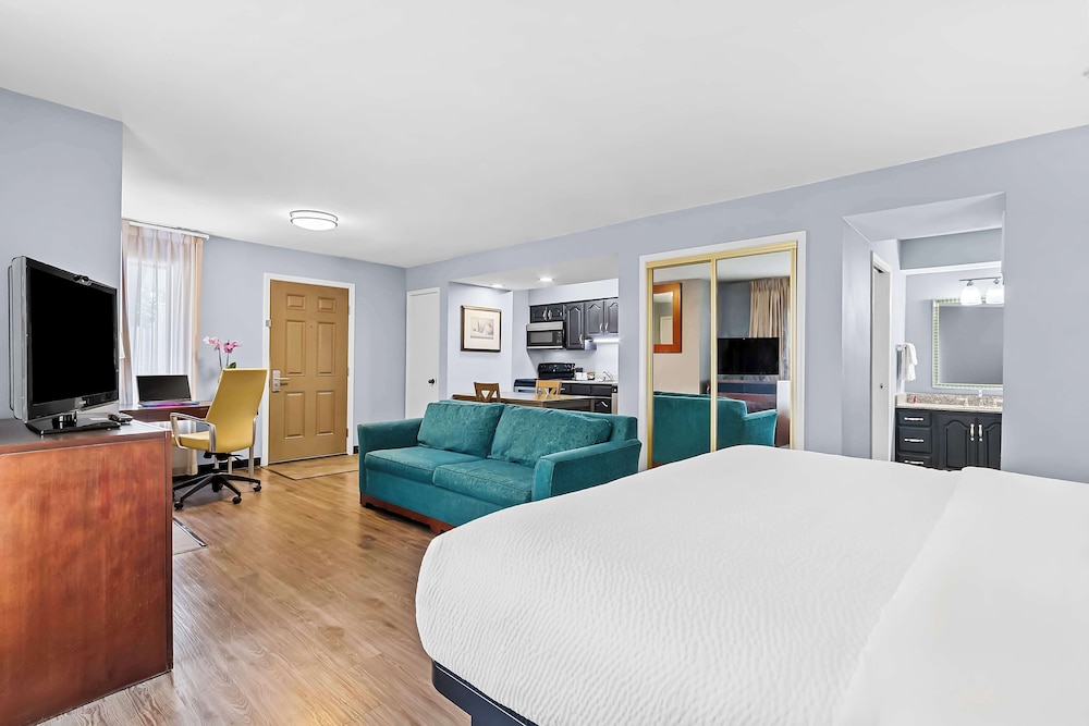 Suite, 1 King Bed, Accessible, Non Smoking (with Sofabed, Full Kitchen) - Photo 1