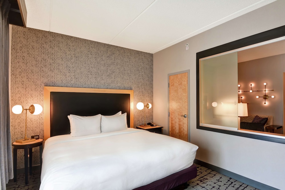 Suite, 2 Bedrooms (2 King Beds & 1 Sofa Bed) - Photo 2