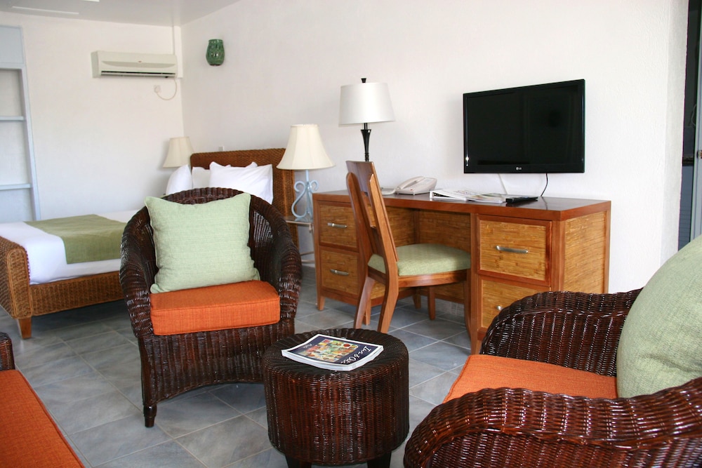 Family Suite, Pool View (Land Side)