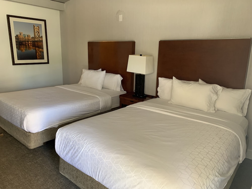 Room, 2 Queen Beds, Non Smoking (Mobility/Hearing, Roll-In Shower) photo 2