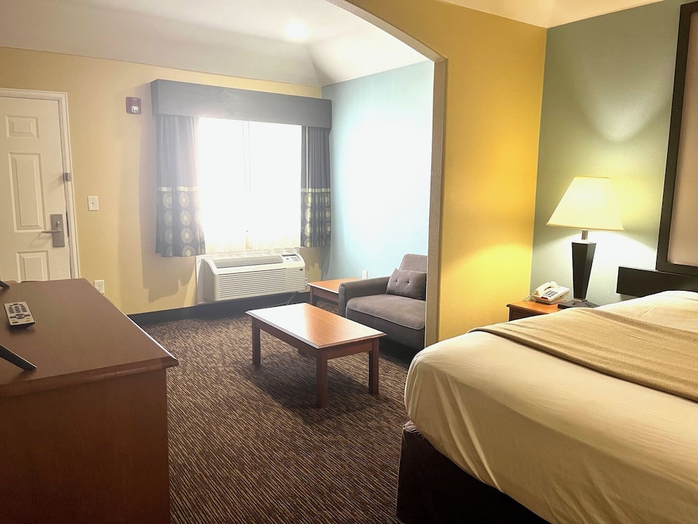 Standard Room, 1 King Bed, Non Smoking - Photo 4
