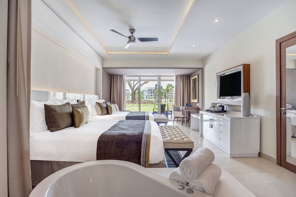 Luxury Junior Suite Swim Out Diamond Club - Photo 16