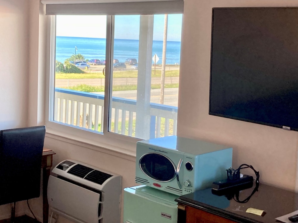 Standard Room, 1 King Bed, Non Smoking, Partial Ocean View