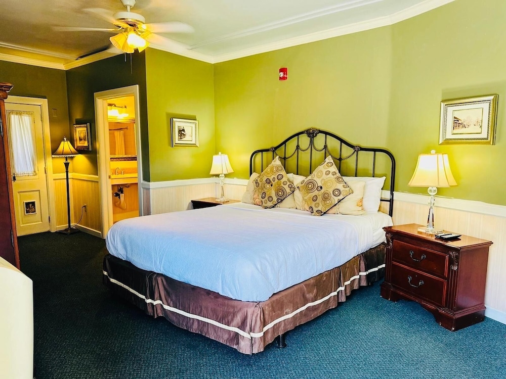 Deluxe One King Bed
