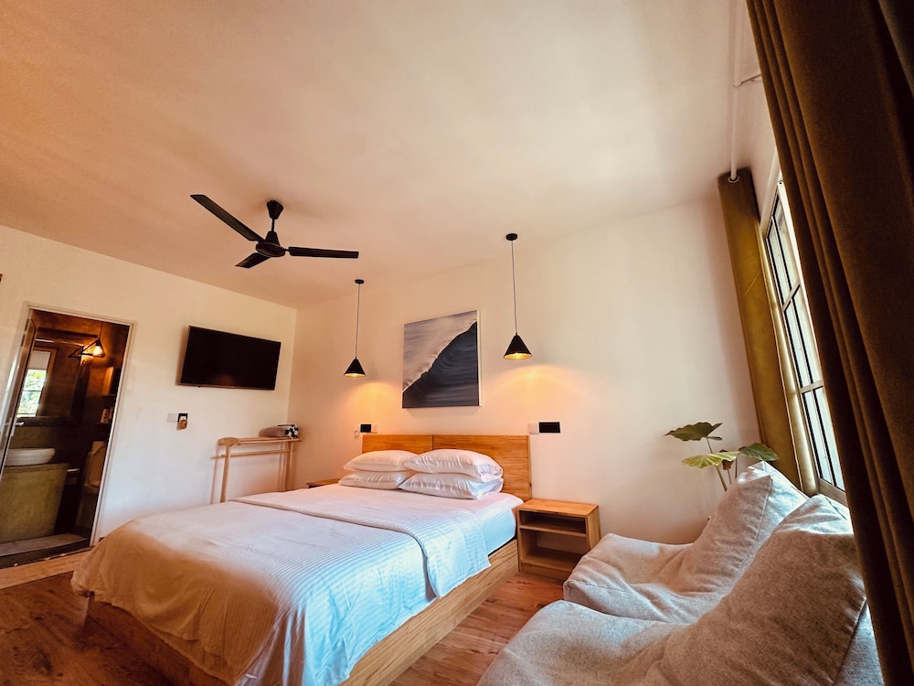 Deluxe Room, 1 King Bed - Photo 3