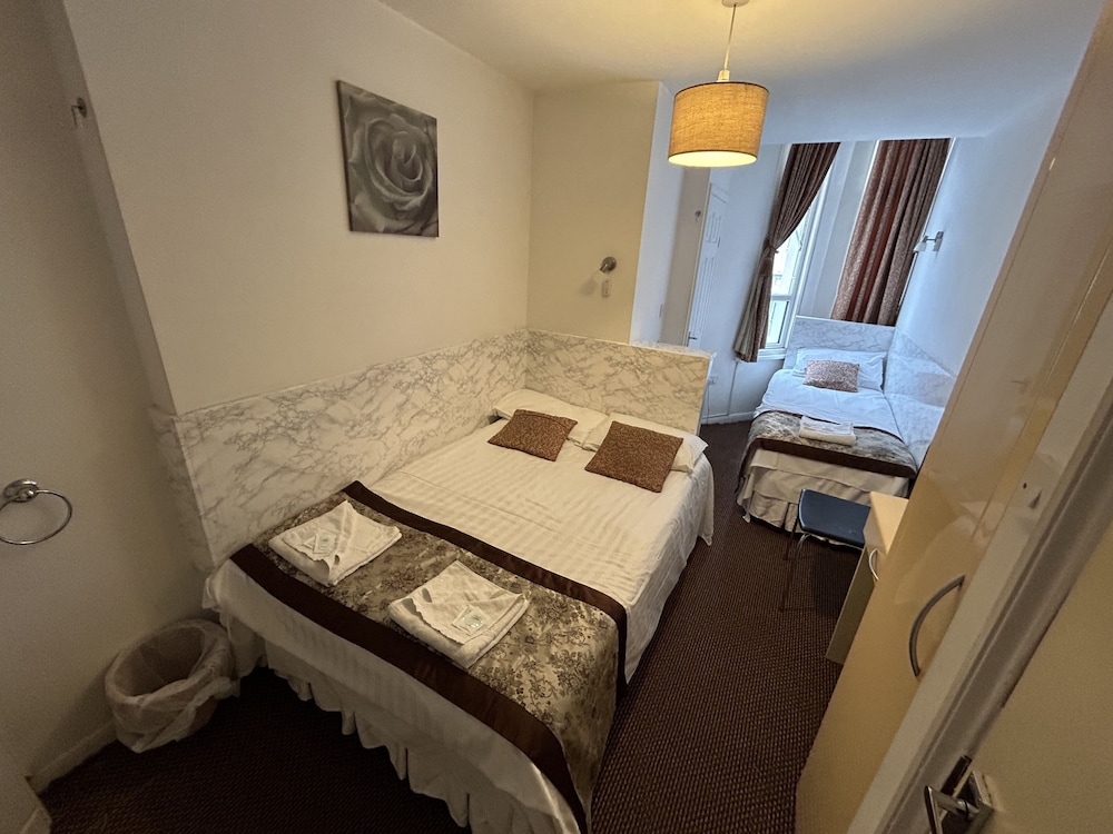 Triple Room, Ensuite photo 1