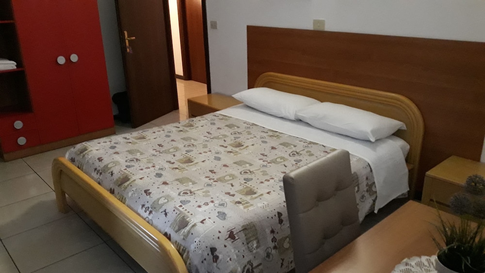 Double Room, 1 Queen Bed, Private Bathroom photo 1