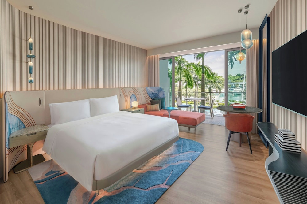 Premier Deluxe Guest Room, Pool View, Sofabed, 1 Super King Bed, Balcony
