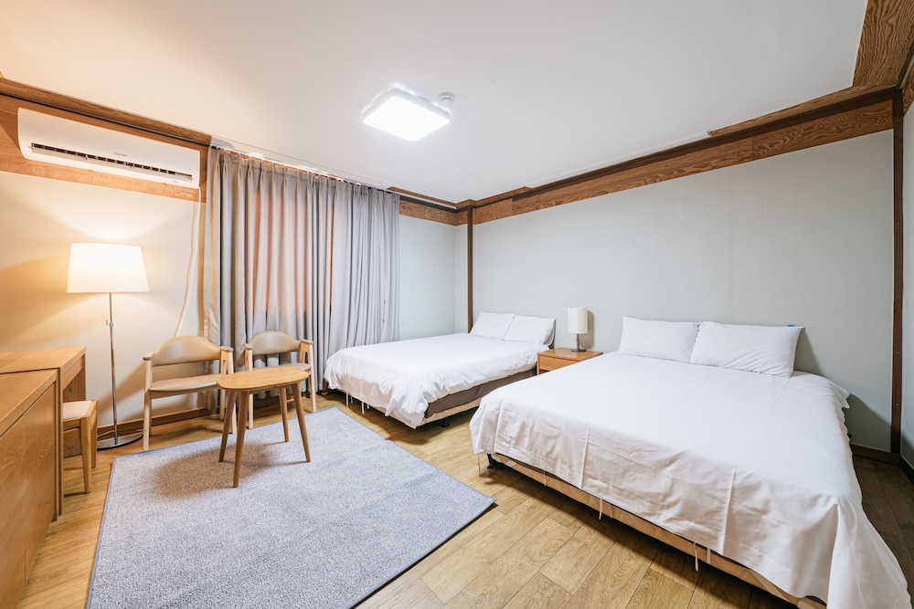 Family Twin Room - Photo 1