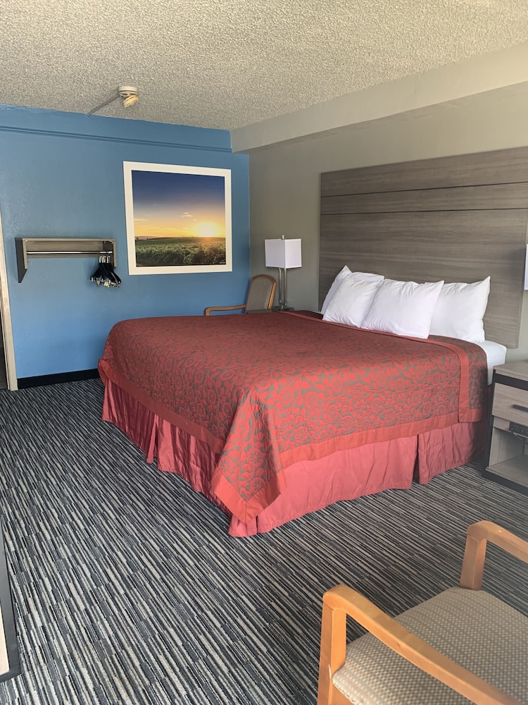 Room, 1 King Bed, Accessible, Non Smoking (Mobility,Tub w/Grab Bars) - Photo 2