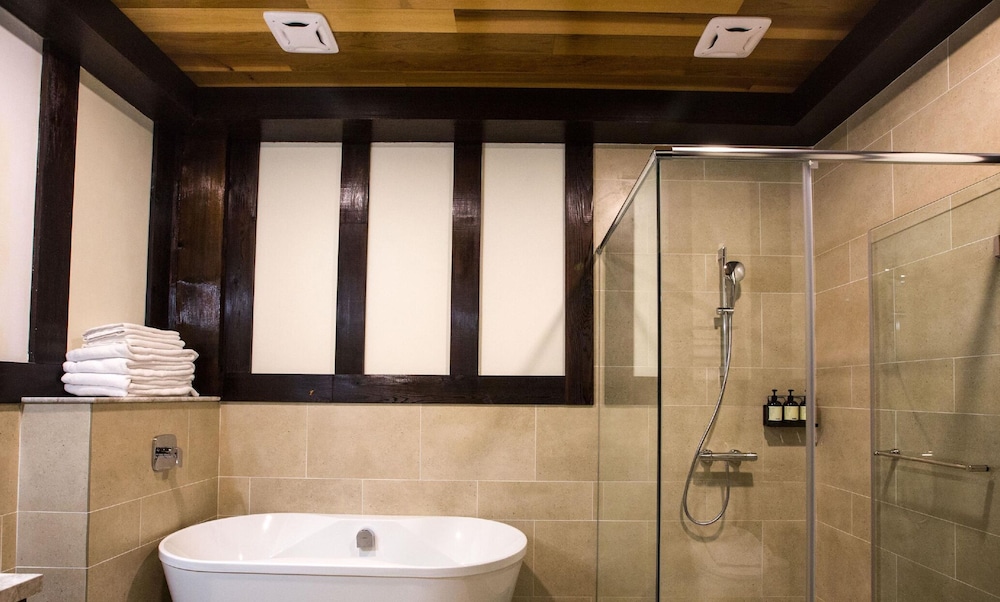 Deluxe Quadruple Room, 2 Queen Beds, Non Smoking, Mountain View photo 2