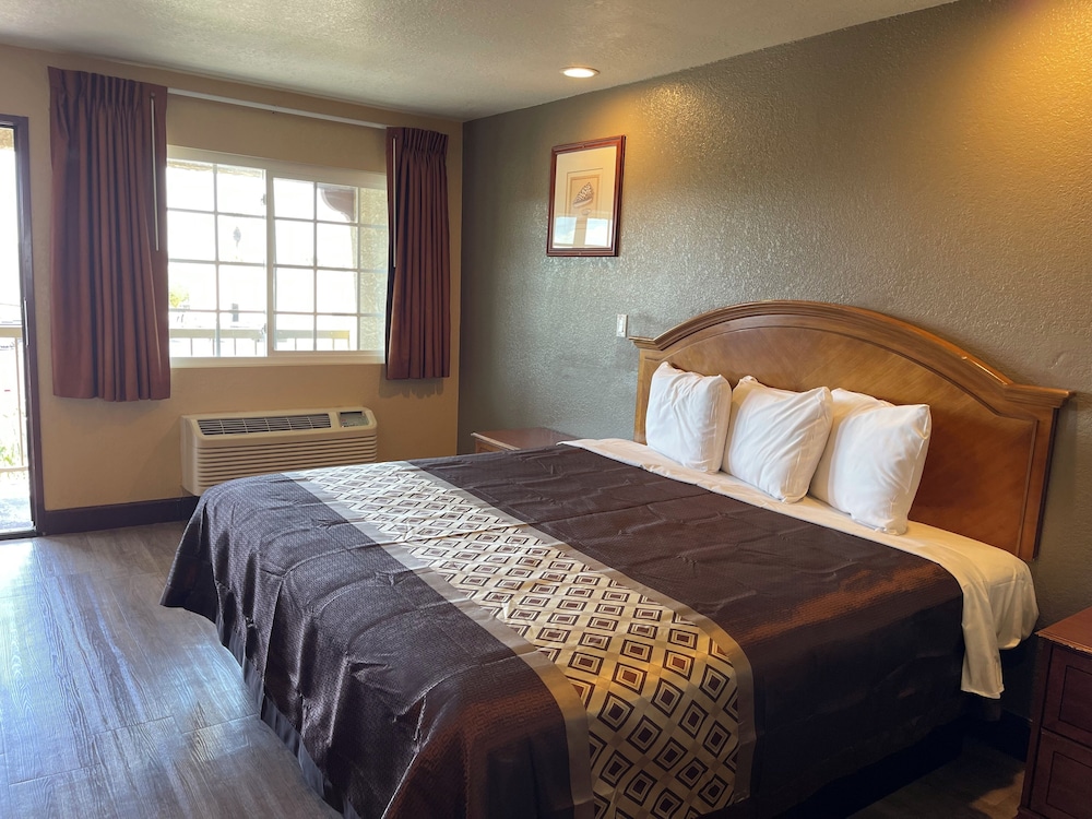 Deluxe Single Room, 1 King Bed photo 1