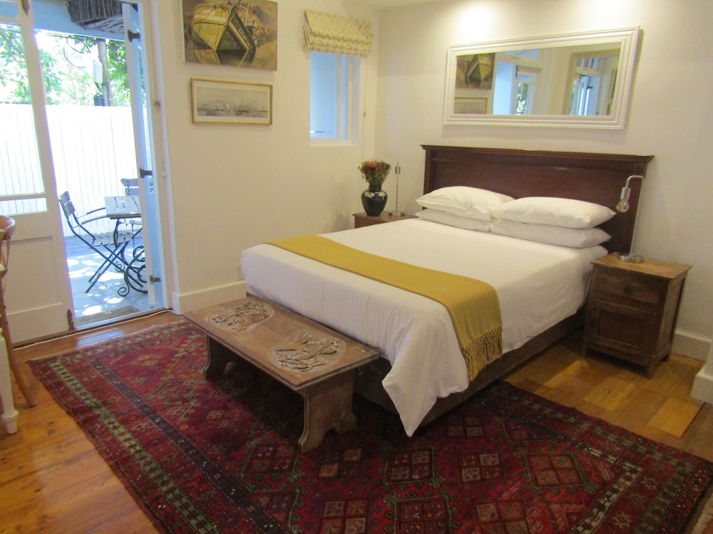 Classic Double Room, 1 Queen Bed, Courtyard Area photo 2