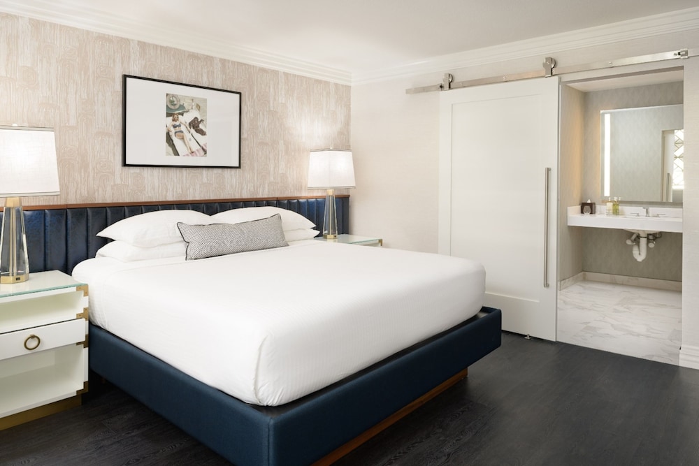 Signature Suite, 1 King Bed with Sofa bed, Mobility Accessible