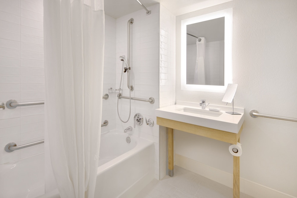 Room, 1 King Bed, Balcony, Oceanfront (Mobility Accessible, Tub)