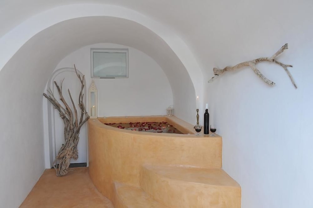 Suite, Jetted Tub - Photo 10