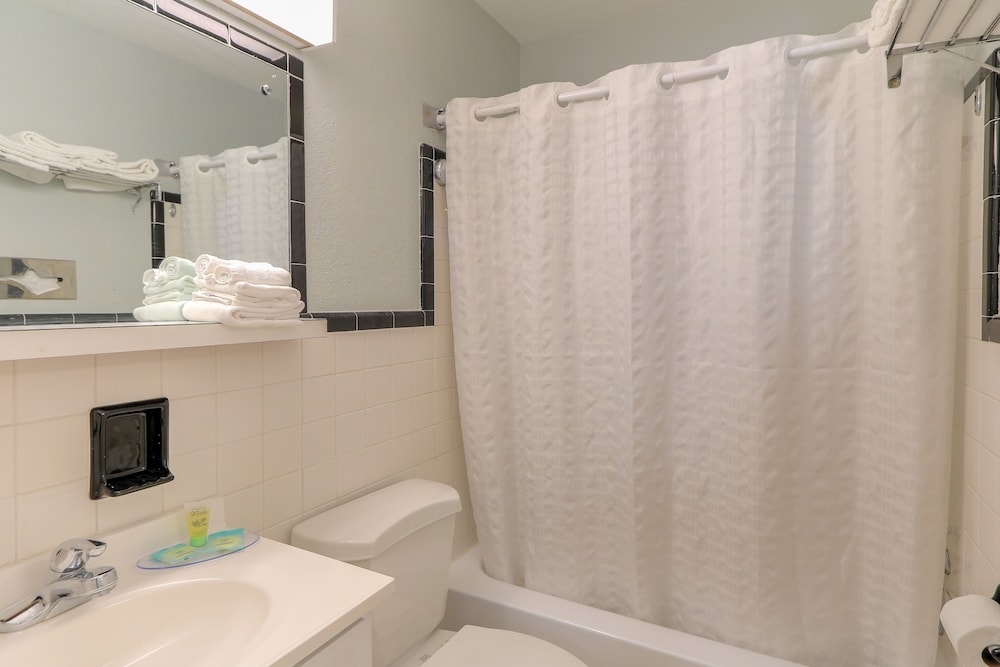 Room, 1 King Bed, Jetted Tub photo 2