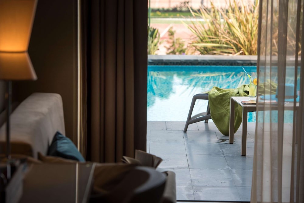 Deluxe Room, Pool View