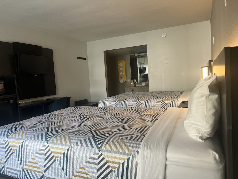 Standard Room, 2 Double Beds, Non Smoking, Refrigerator & Microwave - Photo 2