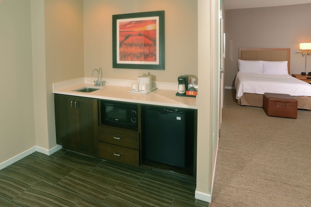 Studio, 2 Queen Beds, Refrigerator & Microwave (Wet Bar) photo 3