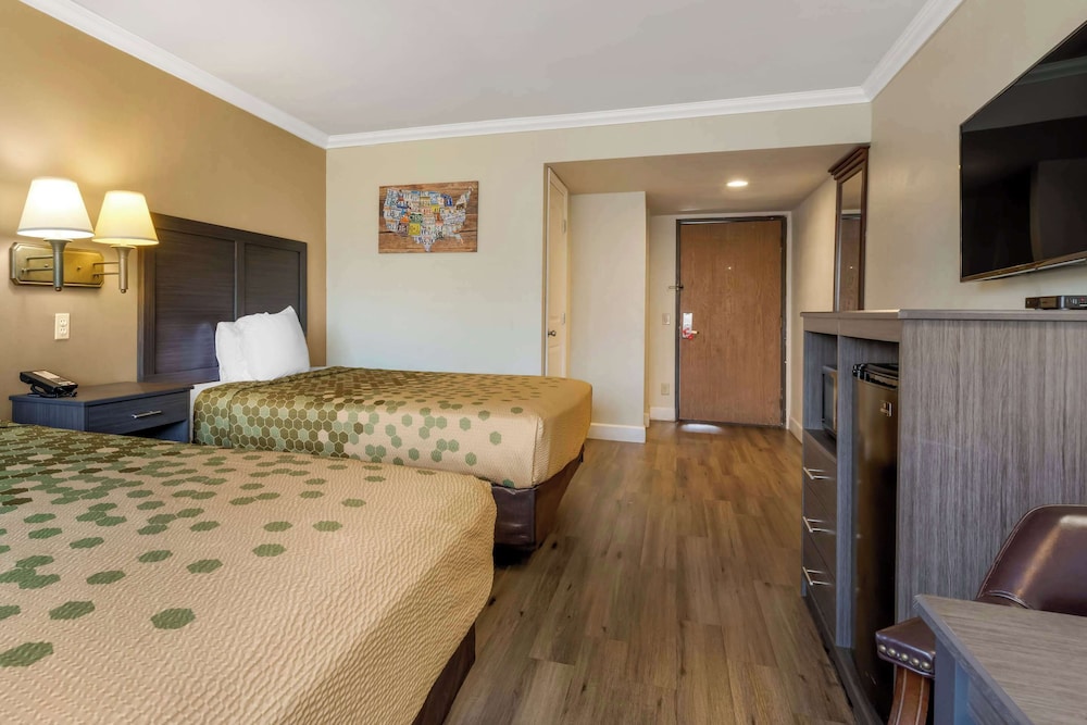 Standard Room, 2 Queen Beds, Non Smoking - Photo 2