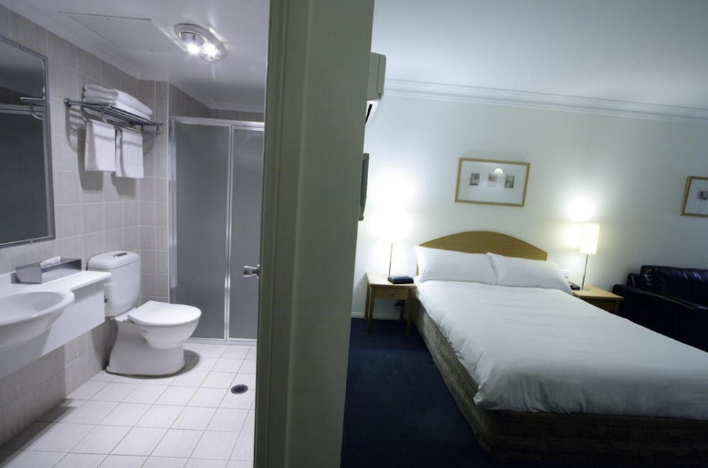 Explore Riverina Queen Room photo 3