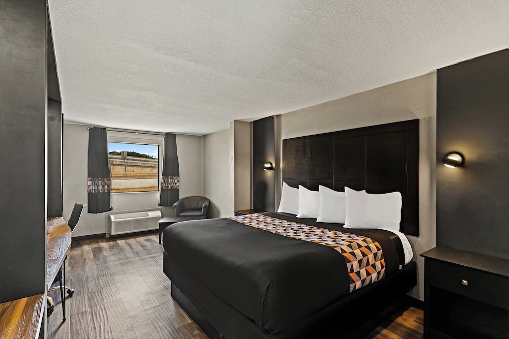 Standard Room, 1 King Bed, Non Smoking - Photo 3