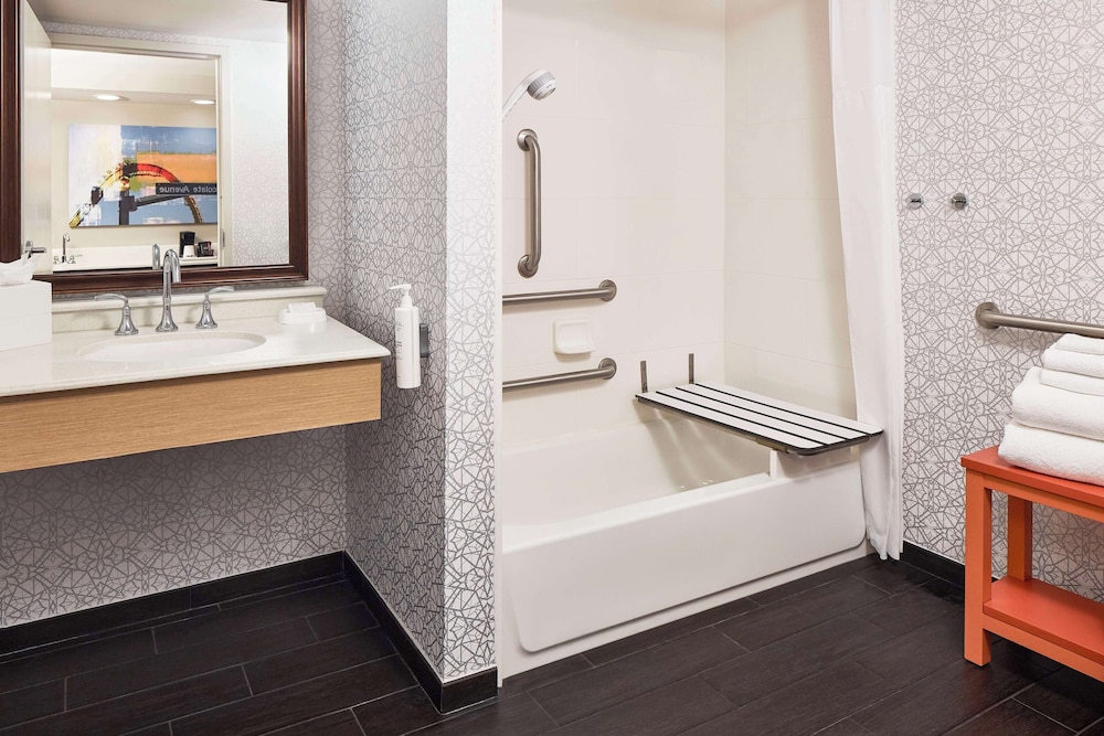 Room, 1 King Bed, Accessible, Bathtub - Photo 3