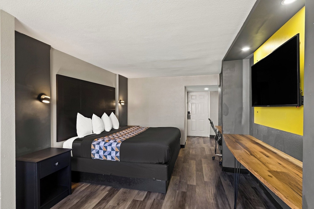 Standard Room, 1 King Bed, Non Smoking - Photo 1
