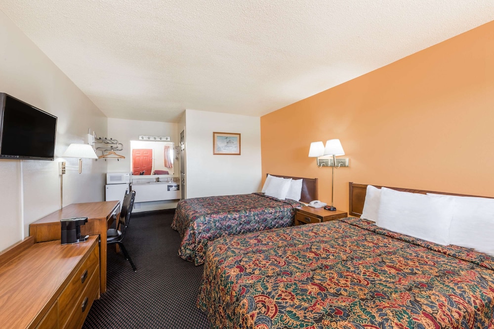 Room, 2 Queen Beds, Non Smoking - Photo 4