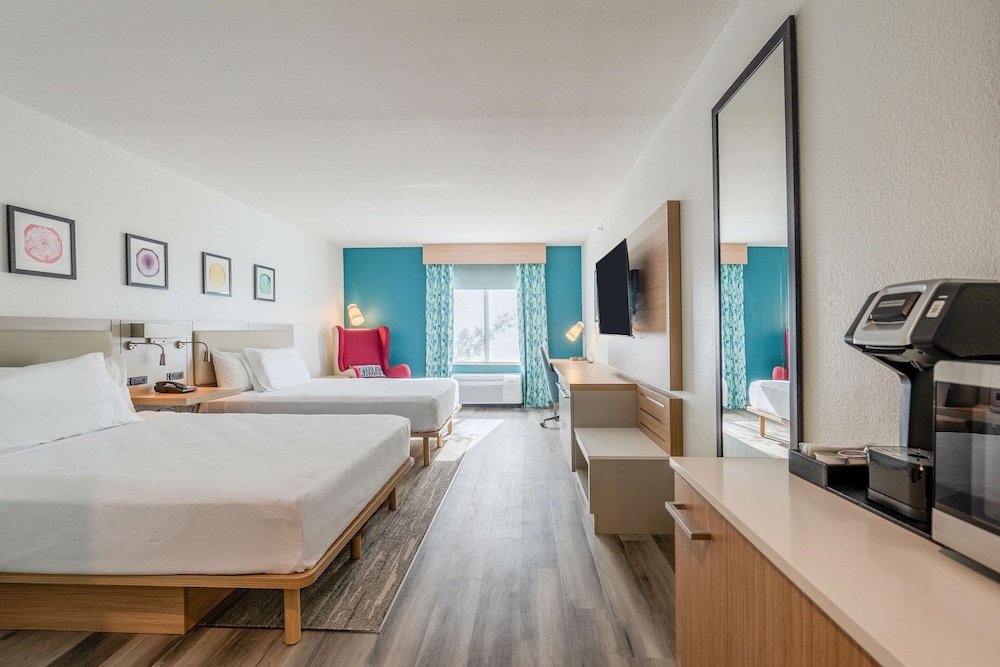 Deluxe Room, 2 Queen Beds (Shower) - Photo 6