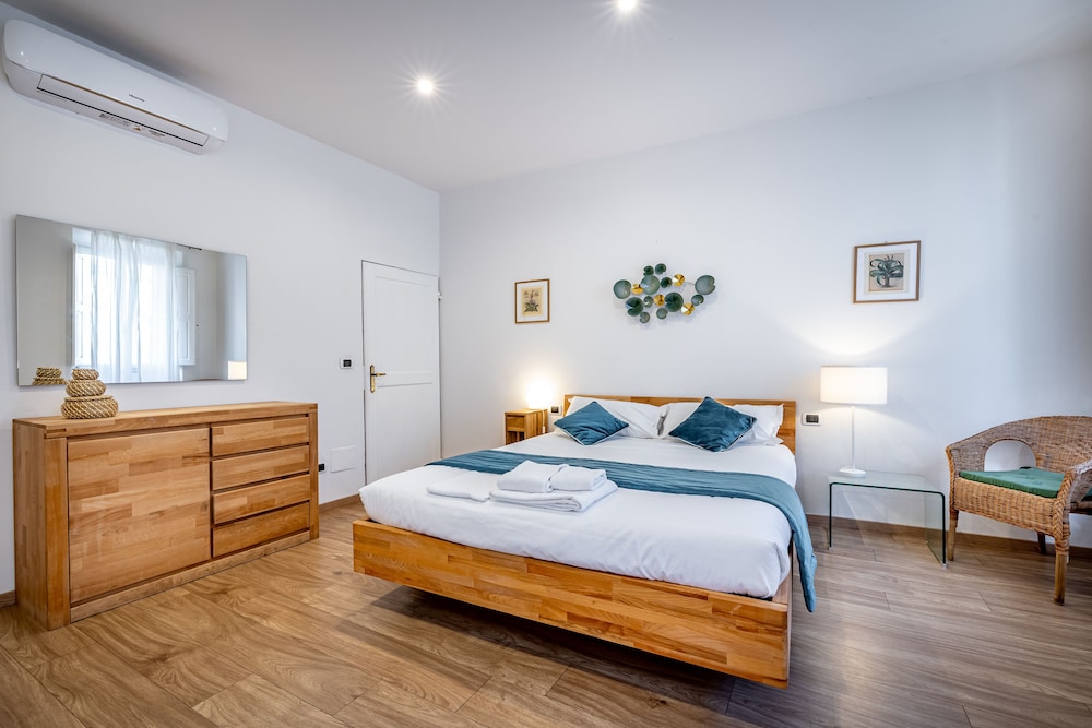 City Apartment, 1 Queen Bed with Sofa bed