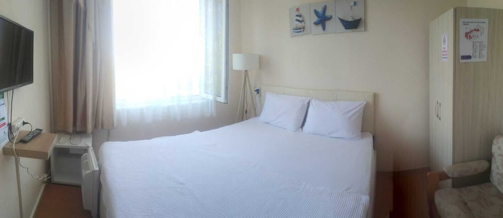 Economy Room, Strait View