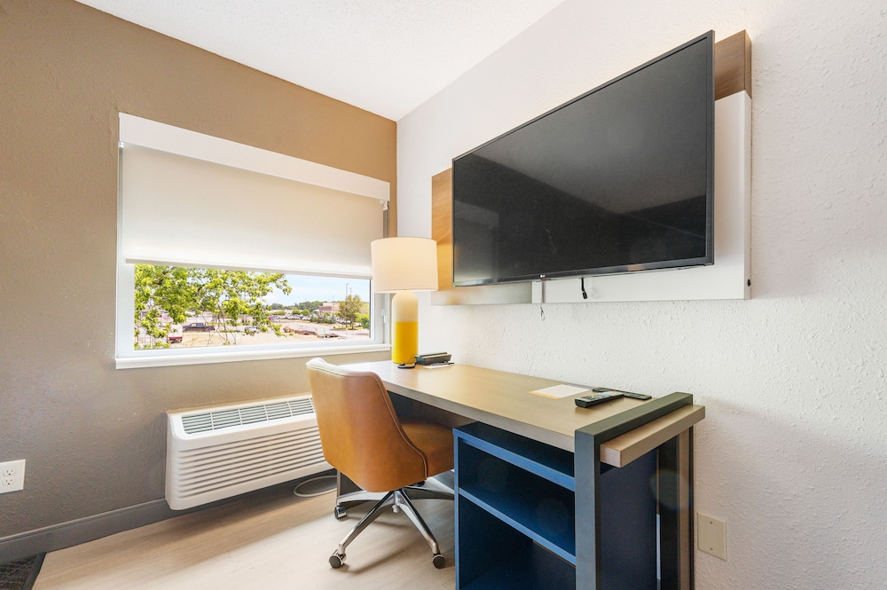 Suite, 1 King Bed, Non Smoking (Efficiency, Upgrade) - Photo 3