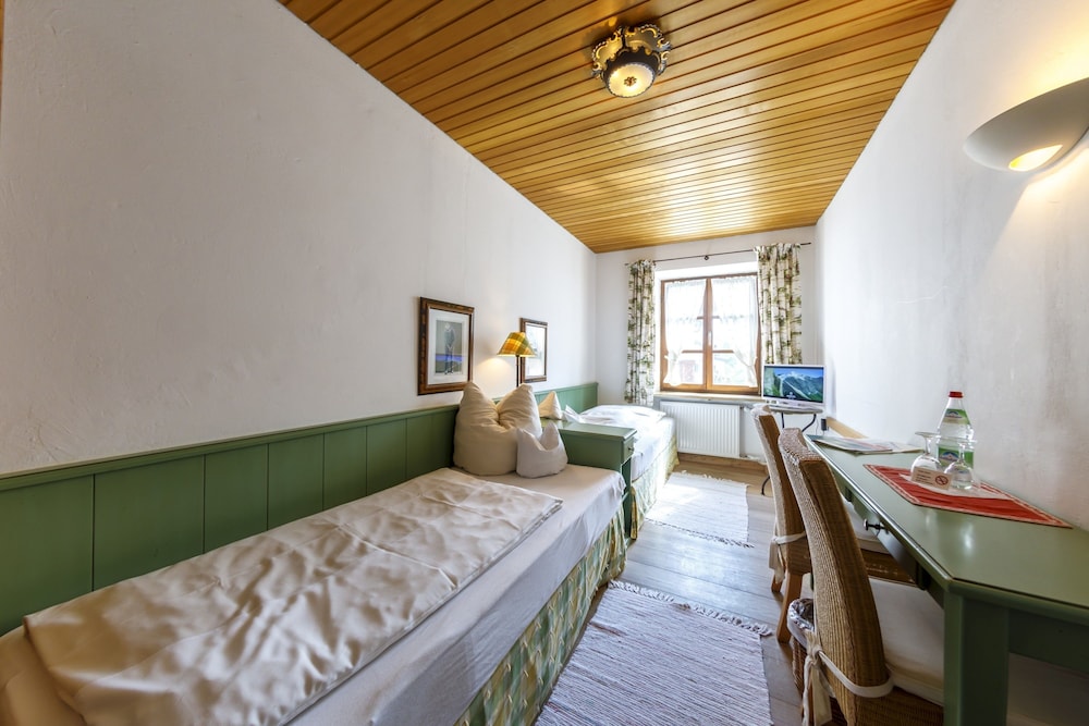 Twin Room, Non Smoking photo 3