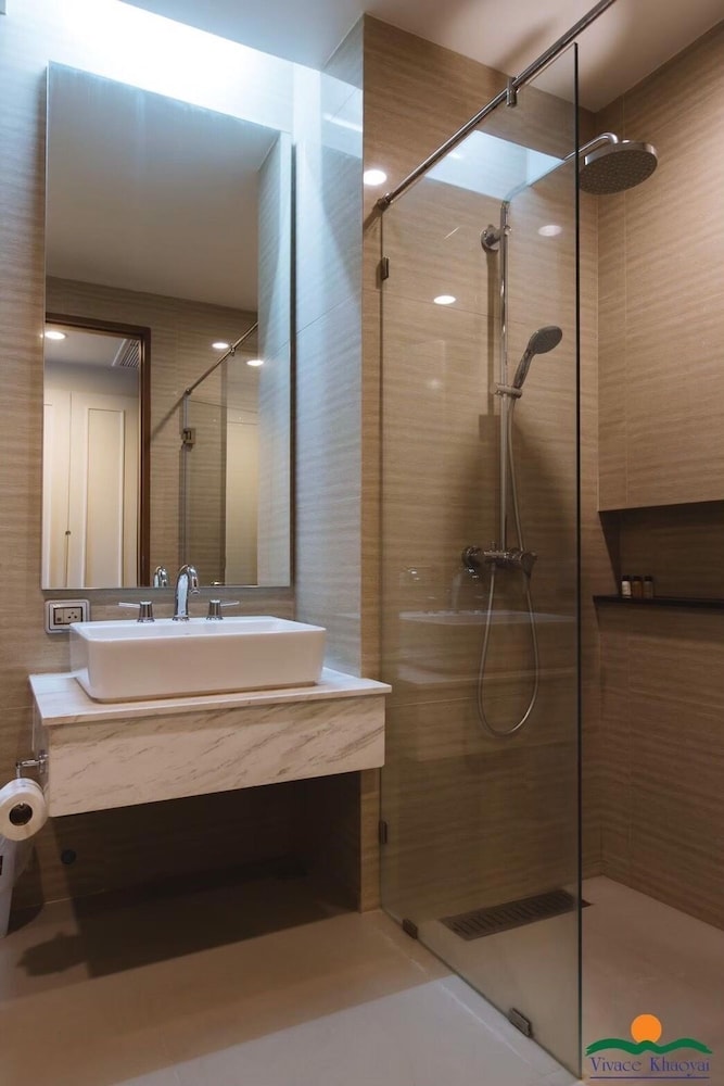 Superior King Bed (Bathtub)