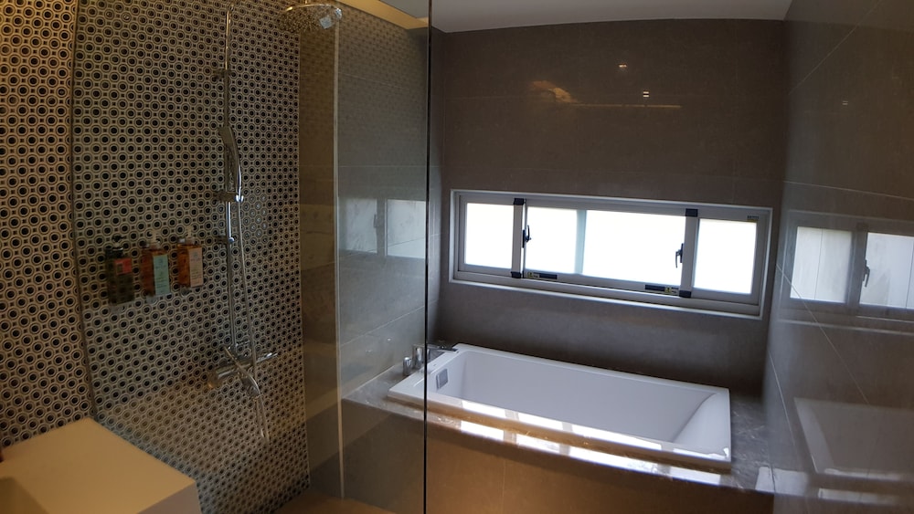Luxury Quadruple Room, 2 Queen Beds, Bathtub photo 3