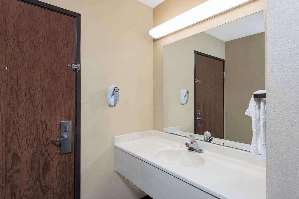 Basic Room, 2 Double Beds photo 2