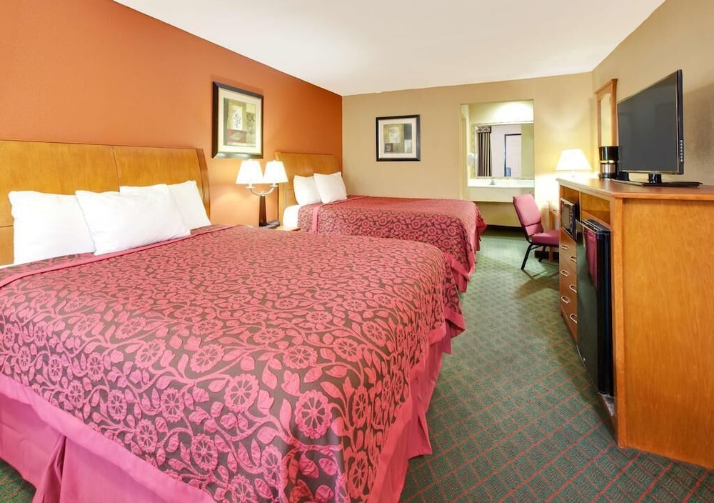 Room, 2 Queen Beds, Smoking photo 3