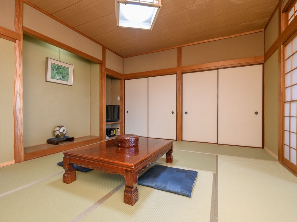 Japanese Quintuple Room with Shared Bathroom photo 3