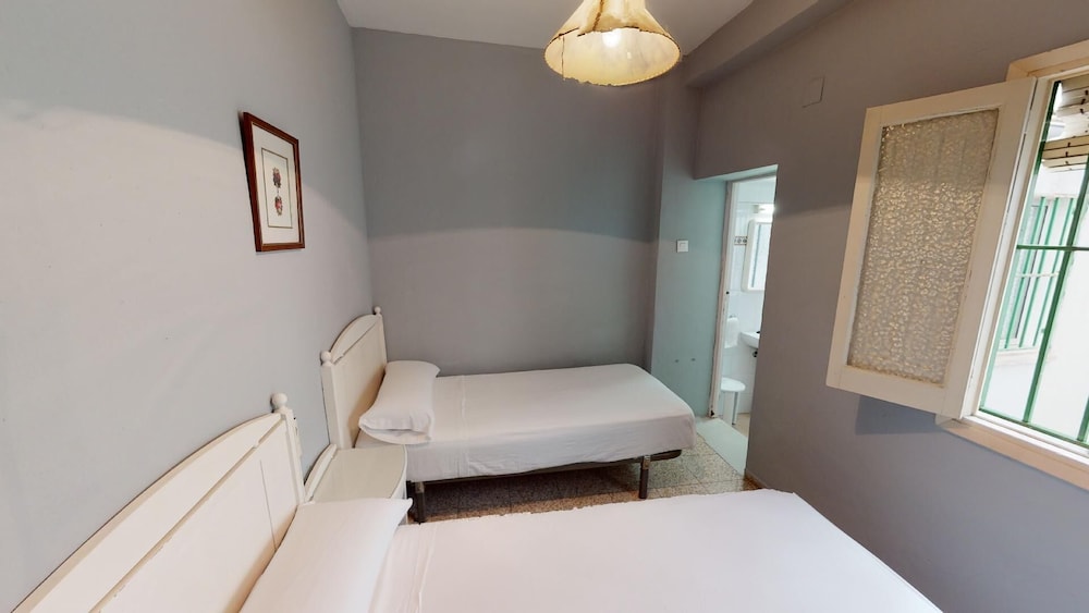 Basic Twin Room, Ensuite - Photo 4