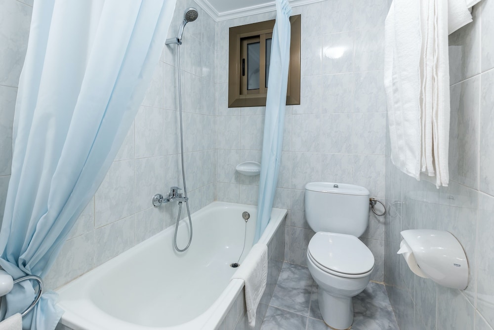 Family Quadruple Room - Photo 8