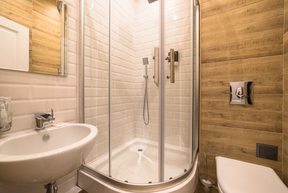 Deluxe Double Room, 1 Queen Bed With Sofa Bed, Non Smoking photo 3