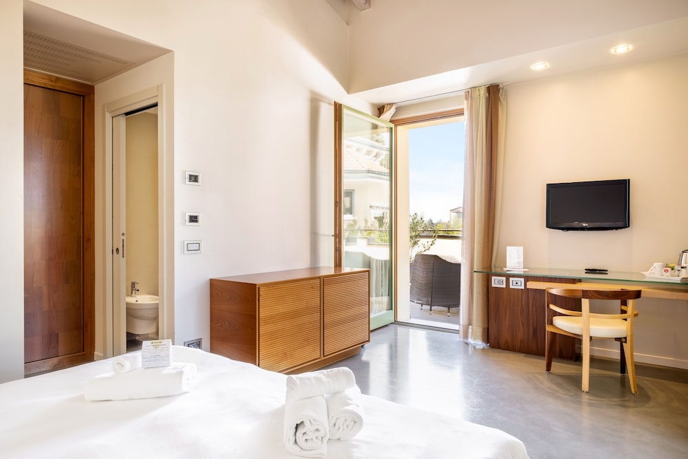 Suite with Hot Tub and Terrace - Photo 1
