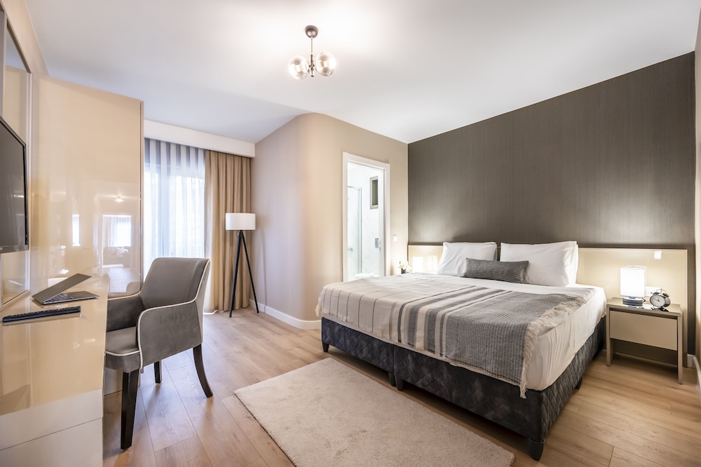 Junior Queen Suite photo 1