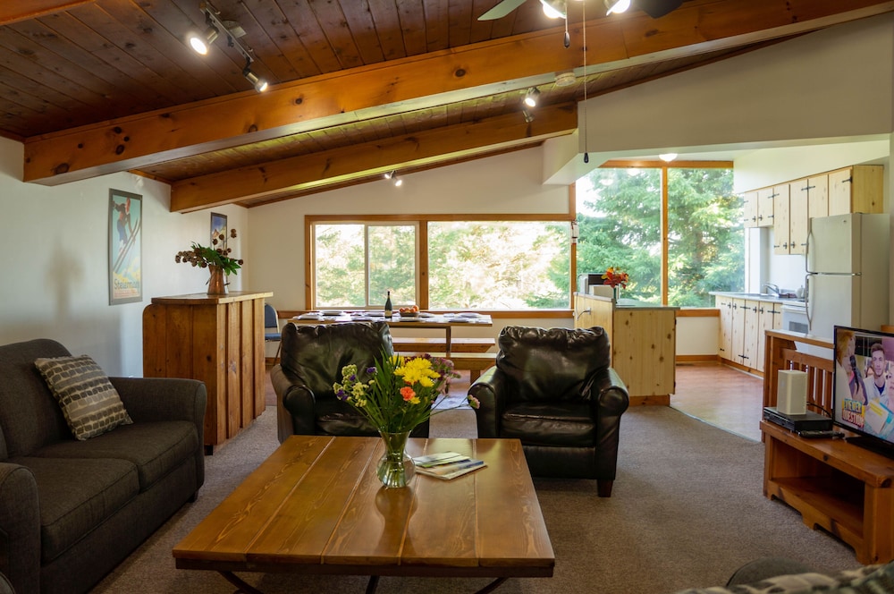 Classic Cottage, 4 Bedrooms, Mountain View photo 2