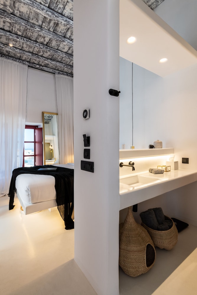 Suite, 1 Queen Bed, Sea View photo 2