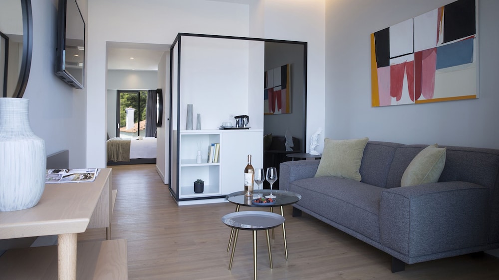 Suite, Sea View